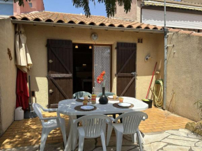 Maison à 750m de la plage avec terrasse - 4 pièces, 8 couchages, TV, parking inclus, à Saint Pierre La Mer - FR-1-229D-144